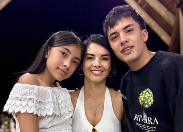 ANDREA RAMÍREZ ORTÍZ con su familia, en los 350 años de su municipio.